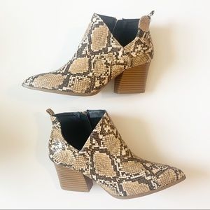 Qupid NWOT Snakeskin Pointed Toe Bootie 6.5
